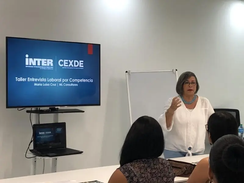 María Luisa Cruz dictando un taller de ML Consultores