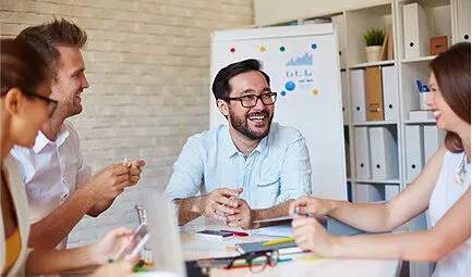 Sesión de consultoría individual en una sala de reuniones